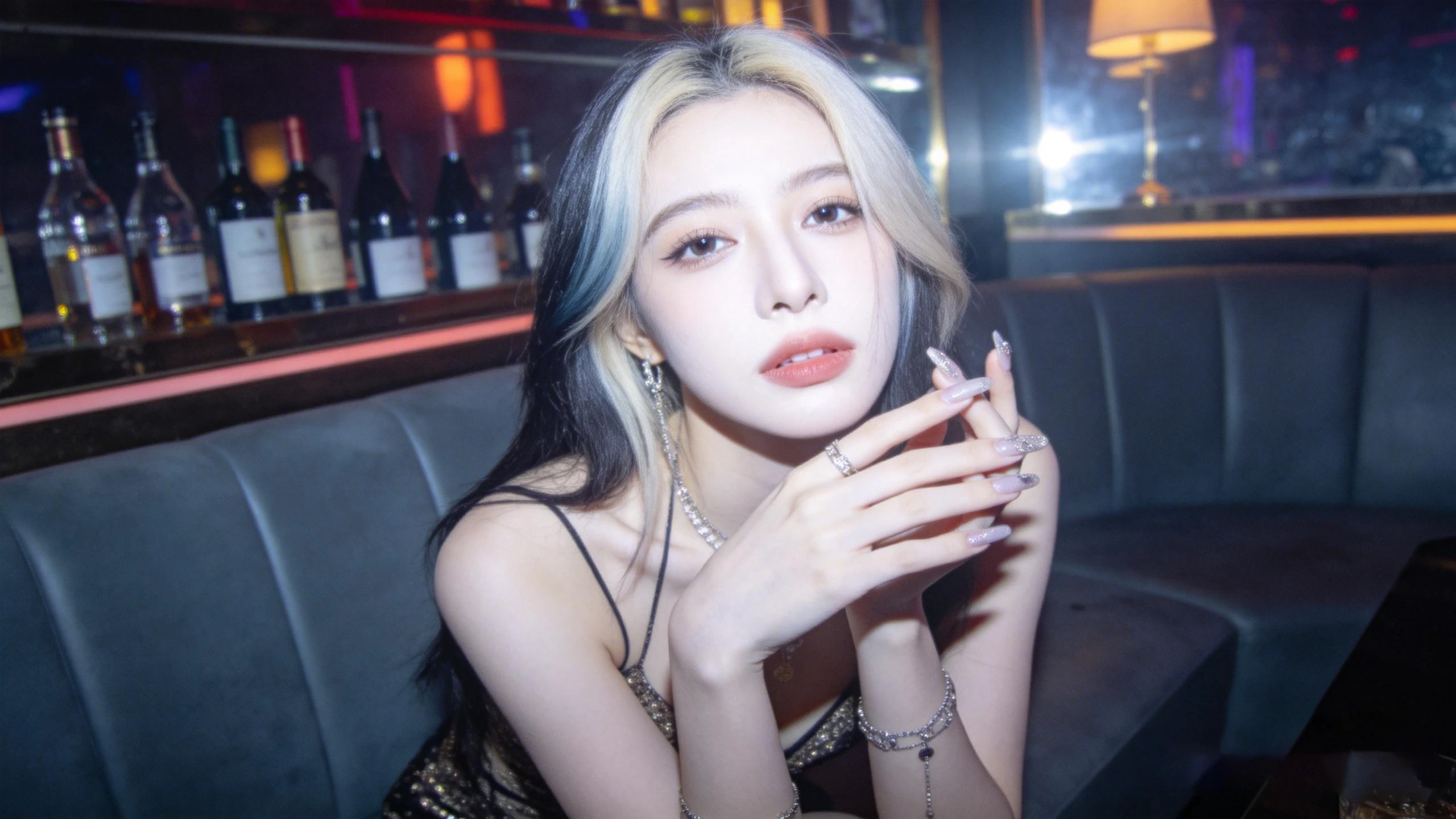 酒店消費社群互動場景 — 便禮店公關與客人互動