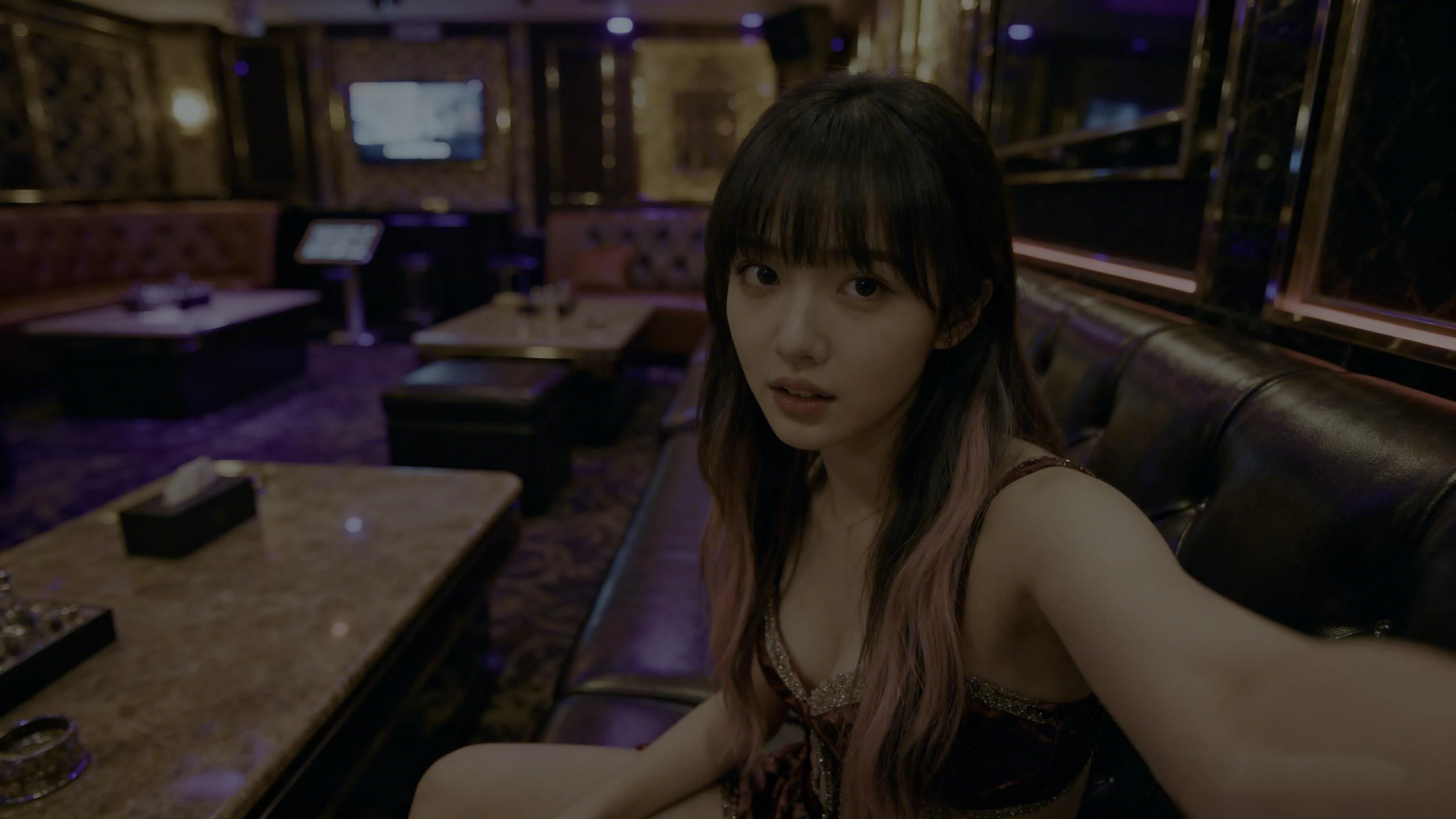 金蔥酒店林森北路2樓入口實景 - 櫥窗選妃制服店